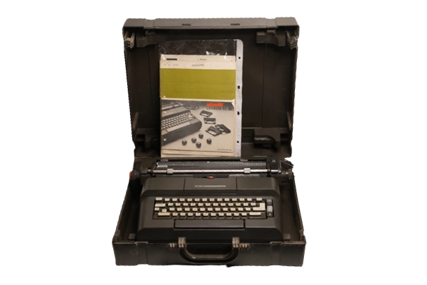 DSC08705-removebg-preview Olivetti Lexikon 83 DL Electric Portable Typewriter / 1973 - Image 1