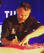 Ryan Giggs Signed Original Manchester United Jersey - Image 10
